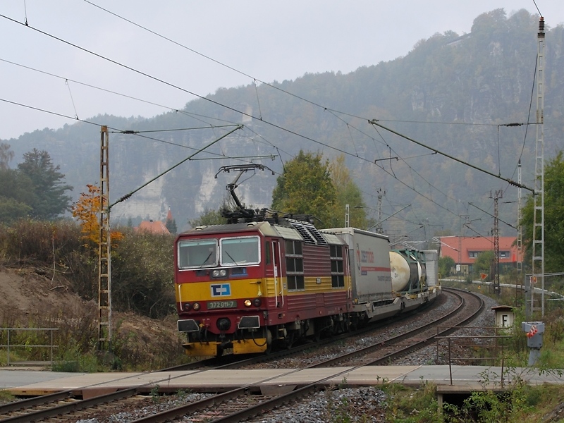 372 011-7 fhrt am 24.10.2009 durch Rathen.