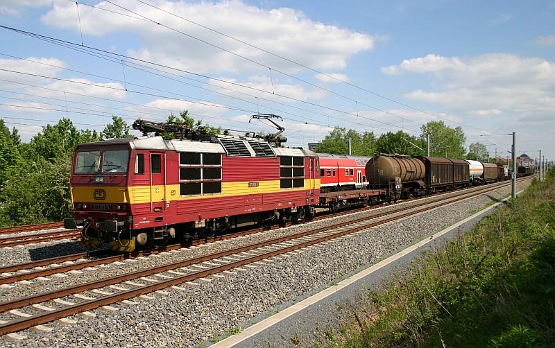 372 012-5 ist am 19.05.05 schneller als die S1 im Hintergrund. Aufnahmeort: Dresden-Doberitz.