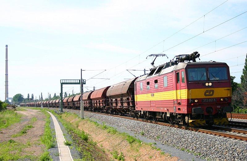 372 012-5 am 27.05.05 mit Schotter-Ganzzug in Dresden-Reick.