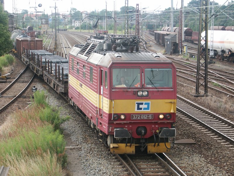 372 012-5 mit gemischtem Gterzug bei der Ausfahrt aus Riesa nach Engelsdorf am 14.07.09