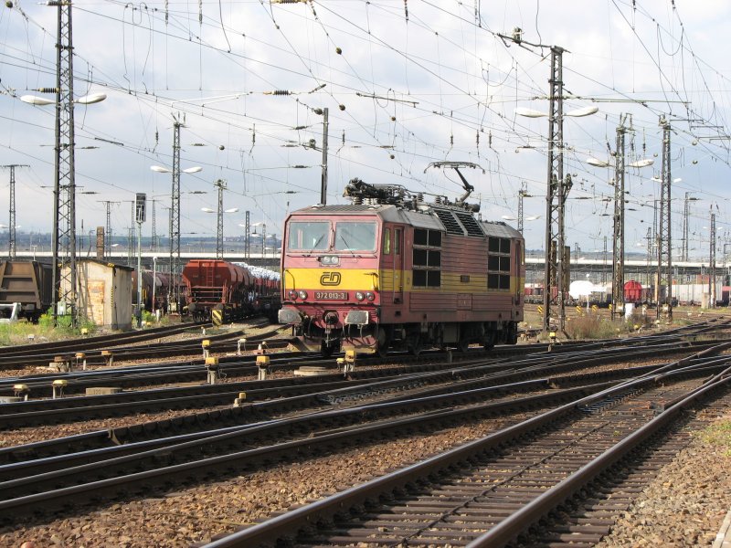 372 013-3 der CD bei der Fahrt auf ein Abstellgleis wo sie anschlieend beim Bgel senken einen Knall und Rauchzeichen von sich  
gab.Was es war bleibt mir ein Rtsel.20.10.07.