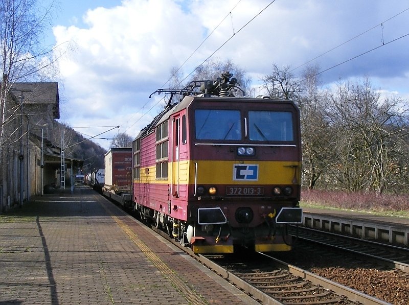 372 013-3 der CD fhrt am 19.3.2009 durch Krippen.