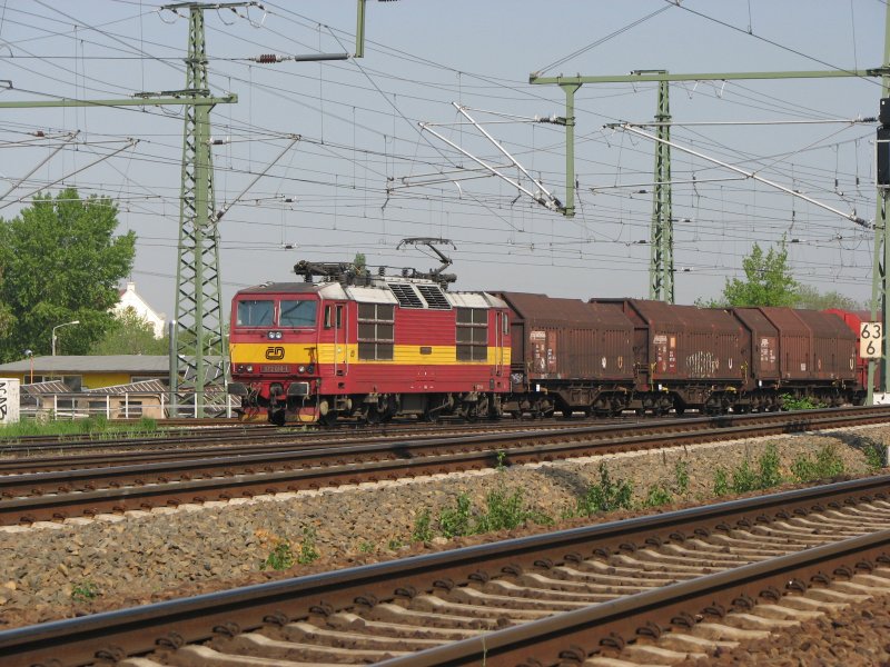 372 014-1 der CD mit Gterzug auf der Fahrt Richtung Tschechien.28.04.07