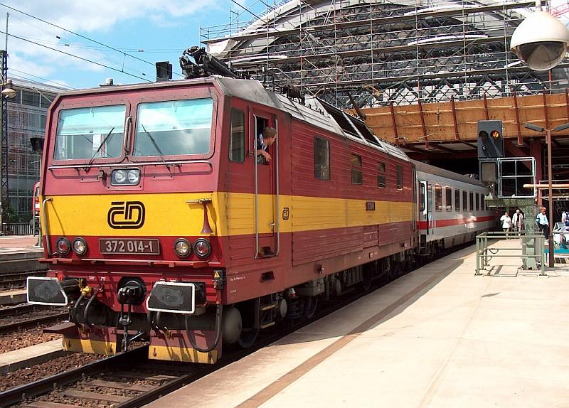 372 014-1 vor EC 173 nach Wien Sdbf ber Prag am 28.07.04 in Dresden Hbf.
