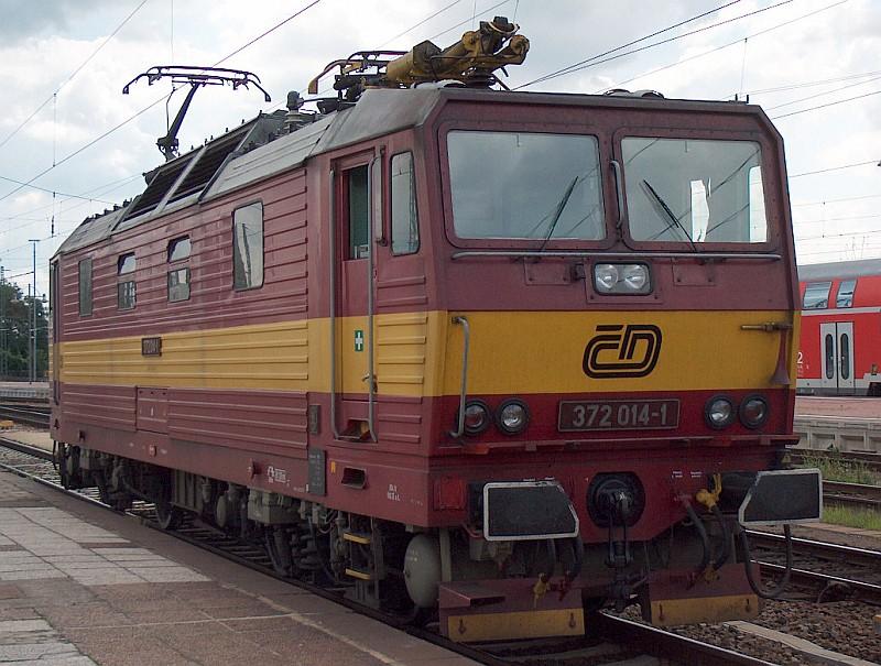 372 014-1 wartet am 28.07.04 darauf an den EC 173 nach Wien Sdbf zufahren(in Dresden Hbf).
