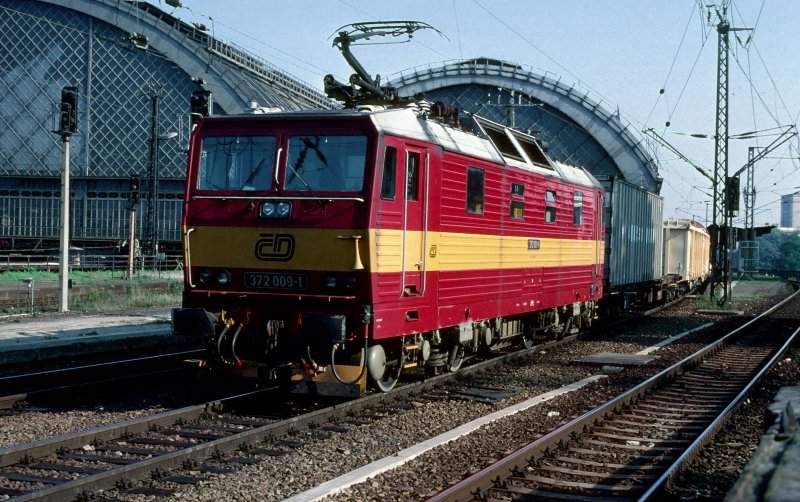 373009 bei Dresden Hauptbahnhof am 26. September 1998.