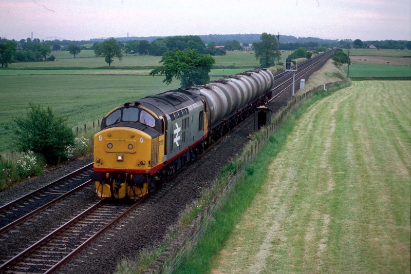 37379 zieht den 6D29 Oxwellmains-Grangemouth Zementzug bei Linlithgow in der Naehe von Edinburgh.