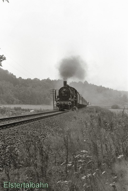 38 1182 auf der Elstertalbahn vor Sonderzug des DMV 1985, Scheinanfahrt bei Fotohalt und auch damals schon schlechten Wetter