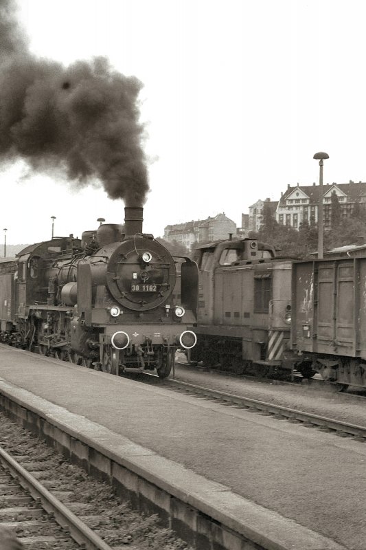 38 1182 mit Sonderzug in Plauen (Vogtland) unterer Bahnhof und Rangierlok mit Gterwagen, Aufnahme um 1984