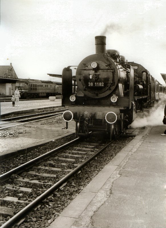 38 1182  vor Sonderzug aus Erfurt im Bahnhof Eisenach. Aufnahme um 1988, die Bahnsteige sind noch nicht modernisiert