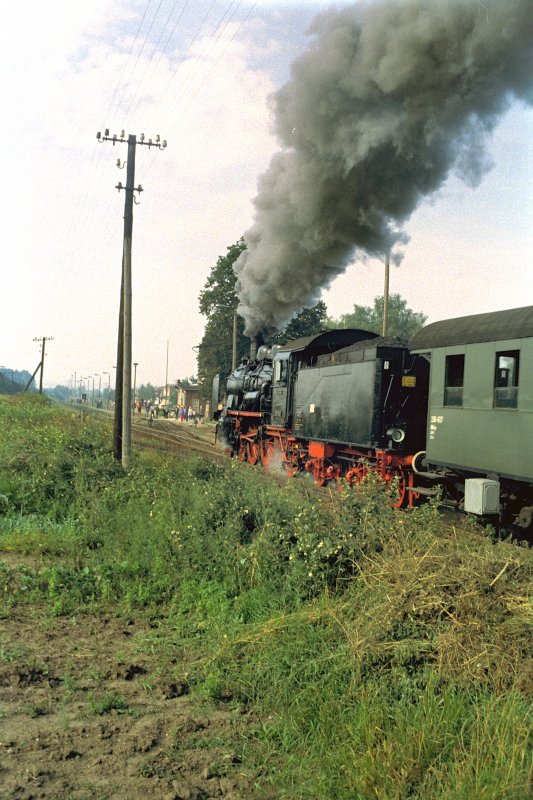 38 1182 vor Sonderzug aus alten Zweiachsern bei der Einfahrt in den Bahnhof Grfentonna, Strecke Erfurt - Bad Langensalza, ca 1985