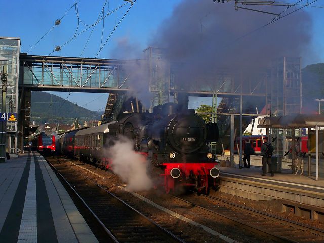 38 156 wird als Dampfsonderzug nach Ludwigshafen (Rh) Hbf bereitgestellt. Aufgenommen am 27.9.2009 in Neustadt (Weinstrae) Hbf.
