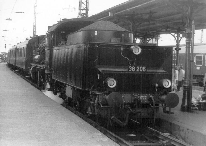 38 205 im alten Erfurter Hbf, um 1985 mit schnen alten Bahnsteig