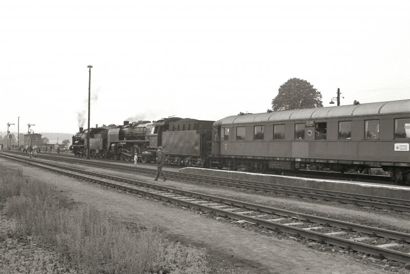 38 205 und BR 01 vor Sonderzug um 1985 in Drrrhrsdorf (Sachsen).