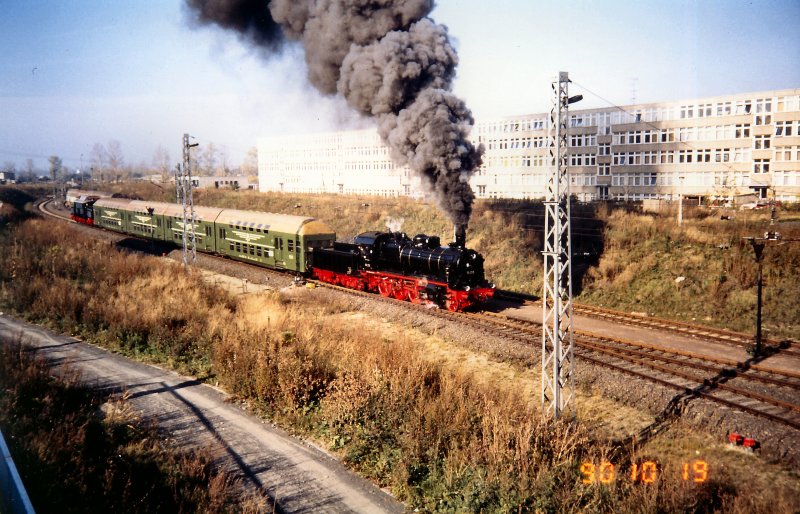 38 205 mit Doppelstockzug bei einer Sonderfahrt auf der Leipziger S-Bahn (Strecke nach Grnau), 1990