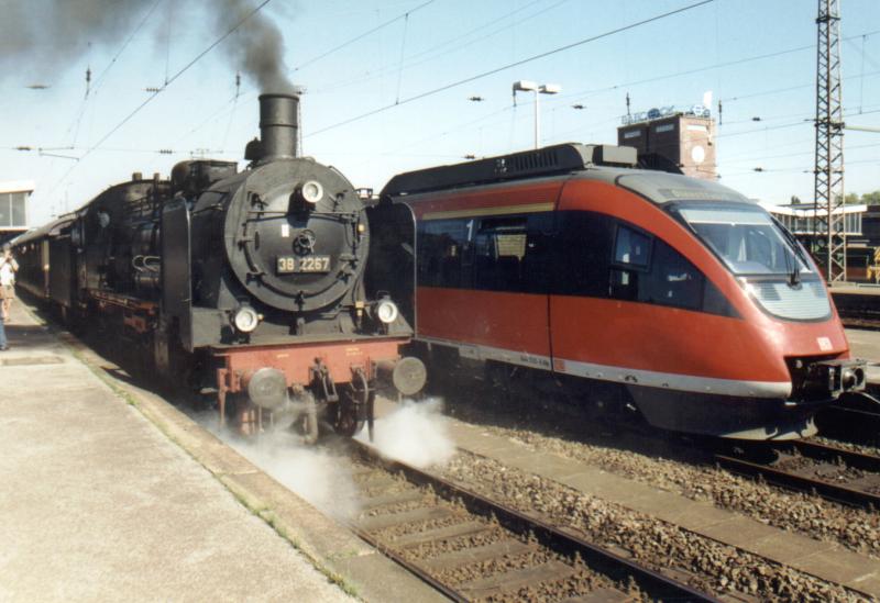 38 2267 und 644 530-8 September 1999 in Bahnhof Oberhausen