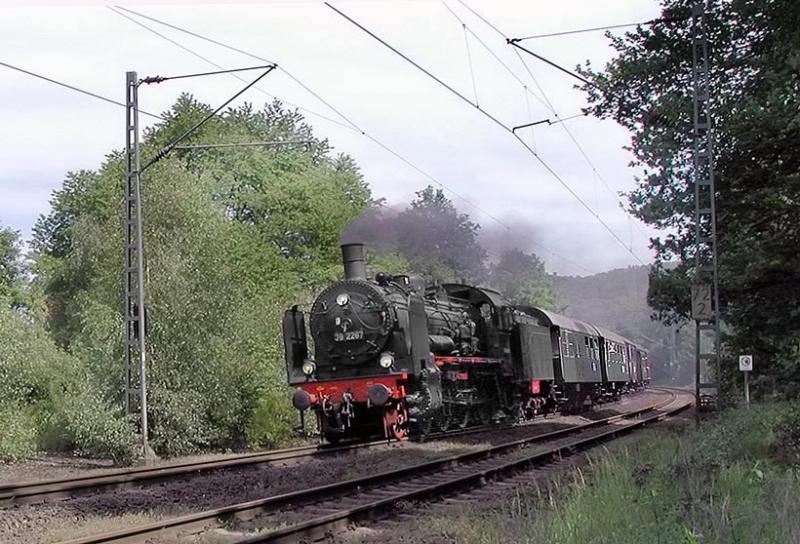 38 2267 wie in alten Zeiten!
Pz (Sonderzug)der Ruhrtalbahn, unmittelbar hinter Hagen-Vorhalle auf dem Wege nach Bochum Dahlhausen. Aufn. heute, 14.45 Uhr