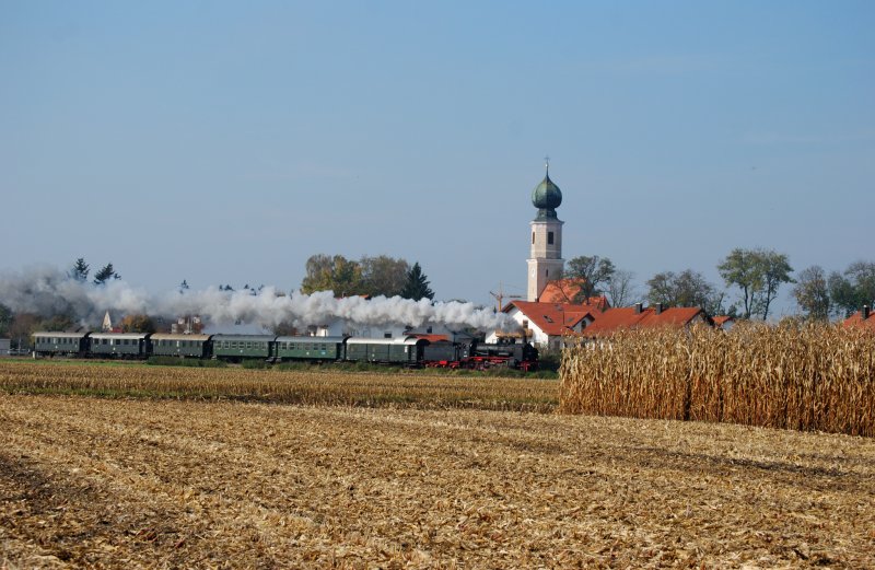 38 3101 zieht an Heiligenstadt vorbei. Ein halb abgeerntetes Feld diente am 19.10.2008 als Vordergrund.