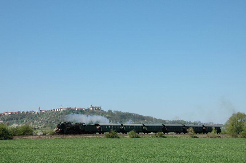 38 3199 des SEH mit einem Sonderzug zum Anlass  20 Jahre Eisenbahnclub hringen  am 19.04.09, hier bei Waldenburg
