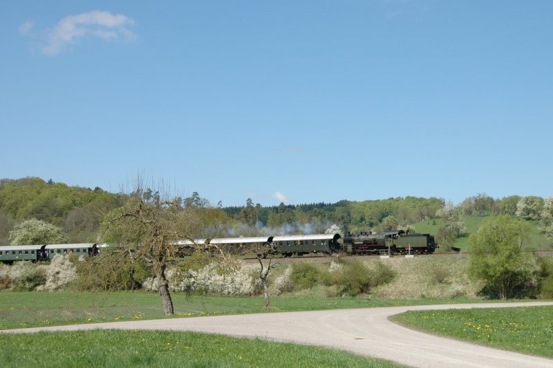 38 3199 des SEH mit einem Sonderzug zum Anlass  20 Jahre Eisenbahnclub �hringen  am 19.04.09, hier bei Gailenkirchen
