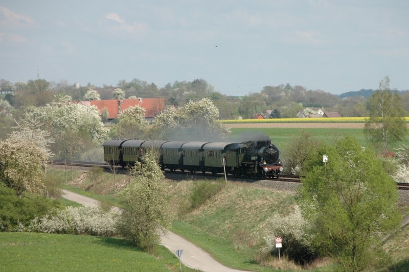 38 3199 des SEH mit einem Sonderzug zum Anlass  20 Jahre Eisenbahnclub hringen  am 19.04.09, hier bei Gailenkirchen
