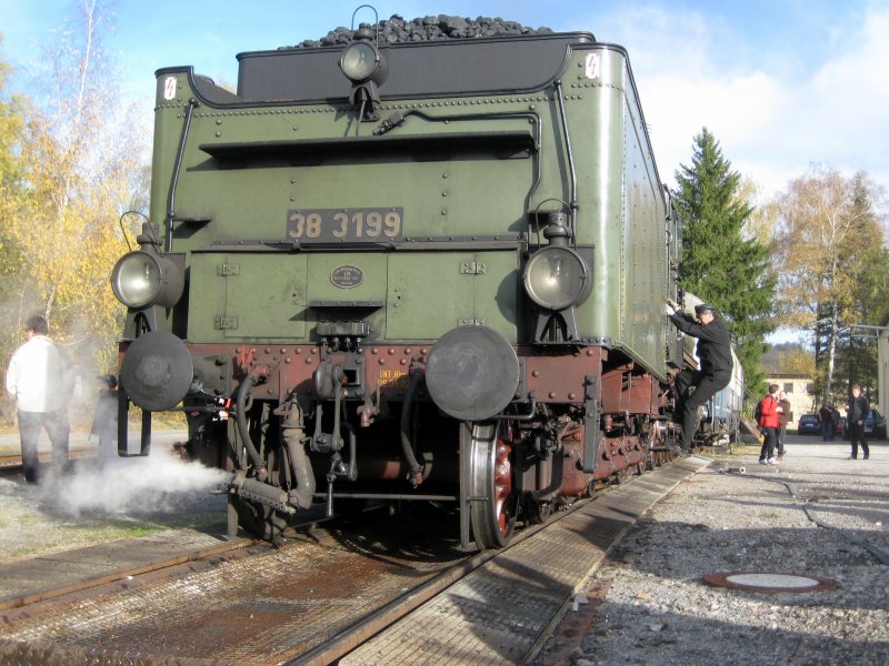 38 3199 (Preuische P8) des Sddeutschen Eisenbahnmuseums kurz nach der Ankunft in Rottweil am 1. November 2008.