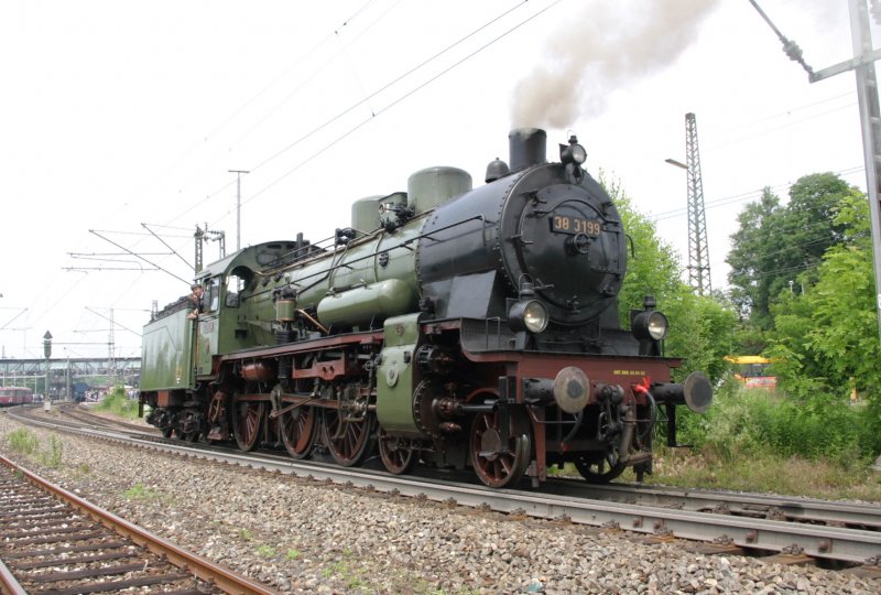 38 3199 rangiert am 11.06.2005 im Bf Gppingen. Auch diese Lok war zum Modellbahn-Treff der Fa. Mrklin nach Gppingen gekommen.