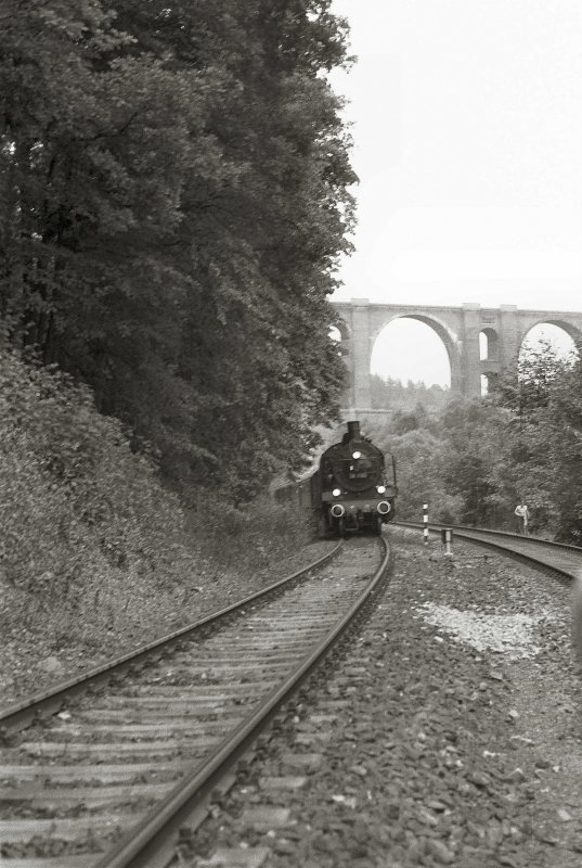 381182 auf der Elstertalbahn nahe dem Bhf. Bartmhle vor Sonderzug, 1985 auf ORWO-sw-Film
