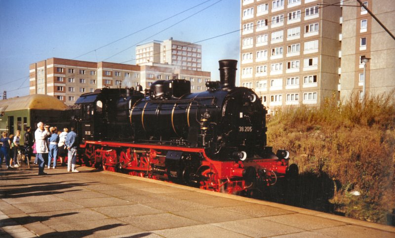 38205 unterwegs auf Leipziger S-Bahnstrecken vor Doppelstockzug, hier auf der S-Bahn nach grnau, Aufnahme von Oktober 1990