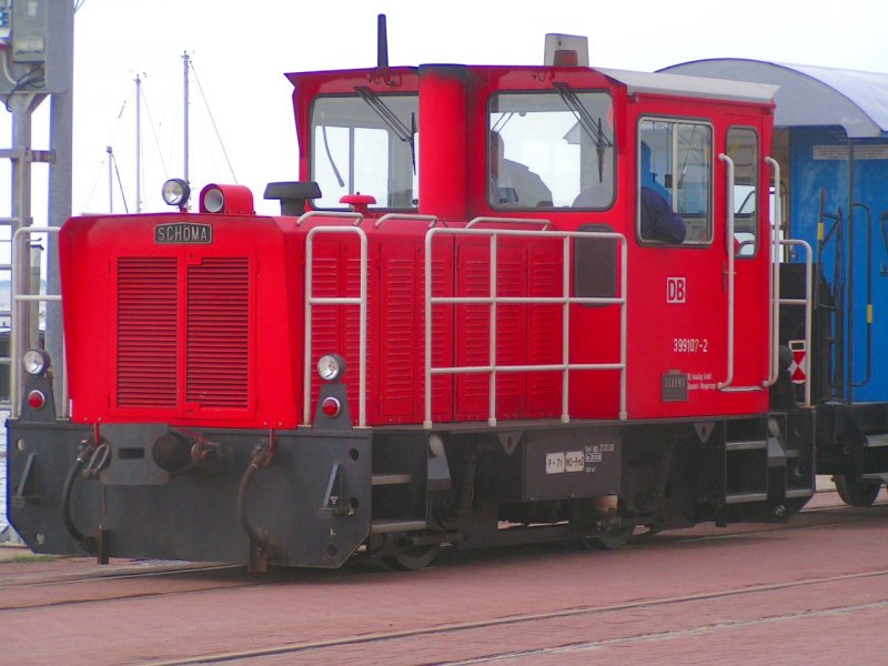399 107-2 stellt am Hafen eine Garnitur fr die ankommenden Fahrgste von einer Fhre bereit. (06-08-31)