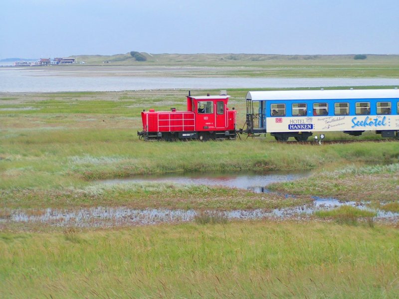 399 107-2 zieht einen Zug durch die Salzwiesen Richtung Inseldorf, im Hintergrund der Westanleger mit der zweiten Zuggarnitur (06-08-31)