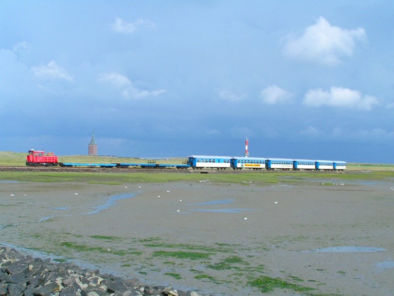 399 108-0 bringt einen Zug mit Jugendlichen zwecks Ausflugsfahrt in den Hafen (Westanleger) 06-08-28