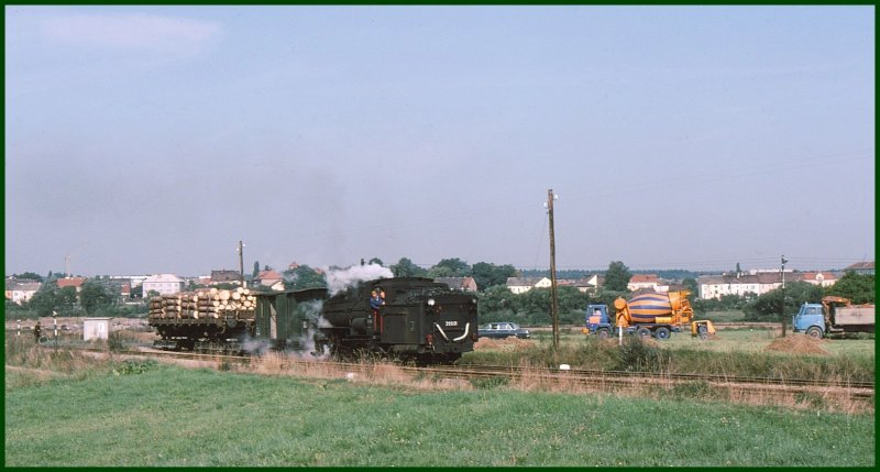 399.01 bringt rckwrts einen geschemelten Rs aus Litschau nach Gmnd. Das Gleis im Vordergrund kommt aus Gross Gerungs, dem zweiten Schmalspurast Richtung Sden. (Archiv 09/75)