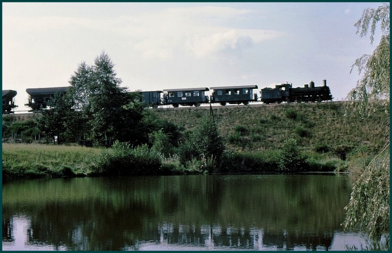 399.02 erreicht ,mit ihrem stattlichen Zug in Krze Heidenreichstein. (Archiv 09/75)