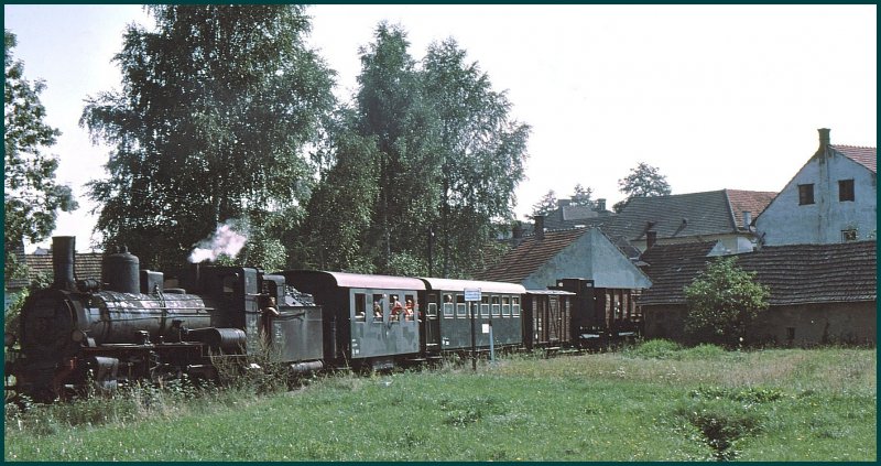 399.02 mit einem GmP bei der Durchfahrt durch Neu Nagelberg unmittelbar an der tschechischen Grenze. Im ersten Wgelchen befand sich eine Schulklasse, die sich noch freute ber den Ausflug mit einer richtigen Dampfbahn. (Archiv 09/75)