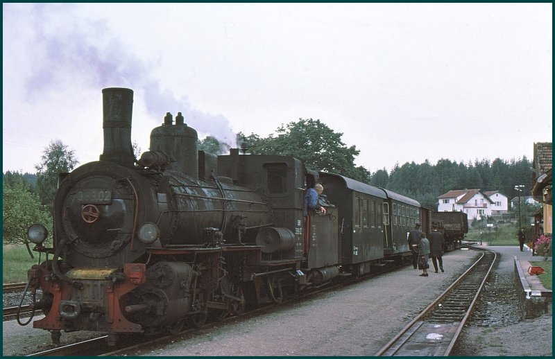 399.02 ist mit ihrem GmP in Alt Nagelberg eingetroffen. Hier wird mal zuerst ausgiebig rangiert vor der Weiterfahrt nach Heidenreichstein. (Archiv 09/75)