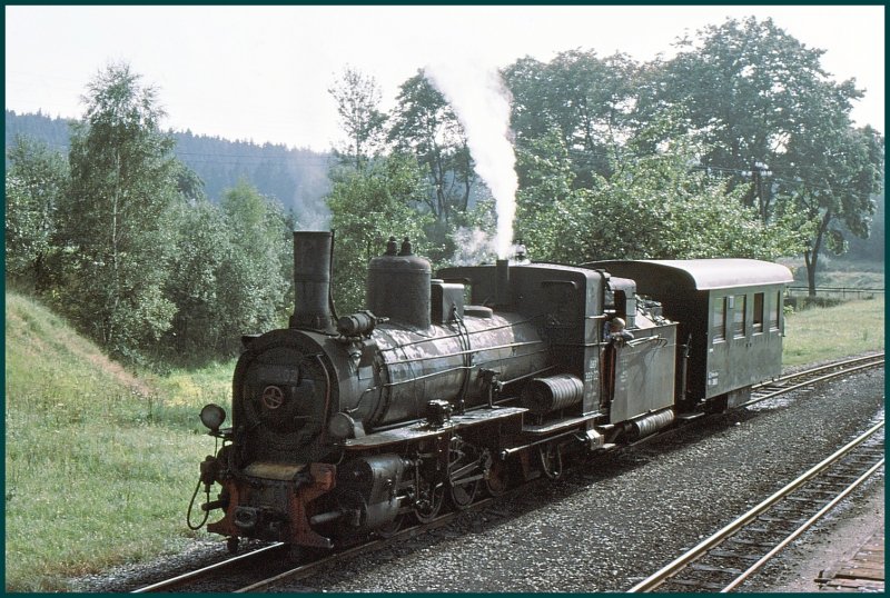 399.02 mit Kurzzug in Alt Nagelberg. (Archiv 09/75)