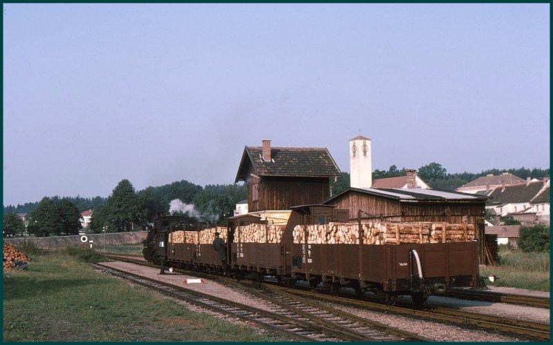 399.02 stellt vier kunstvoll beladene Holzwagen f�r die Abfuhr nach Gm�nd bereit in Alt Nagelberg. Zwei dieser dreiachsigen Wagen waren sogar mit Bremserh�tten ausger�stet. (Archiv 09/75)