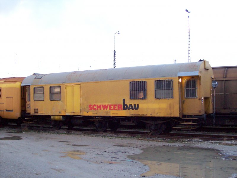 3achsiger Werkstattwagen (ehemaliger Werkstattwagen der DB) der Fa. SCHWEERbAU am Schlu eines Schienenschleifzuges abgestellt am Rosenheim Gterbahnhof. Gesehen am 10.03.2007