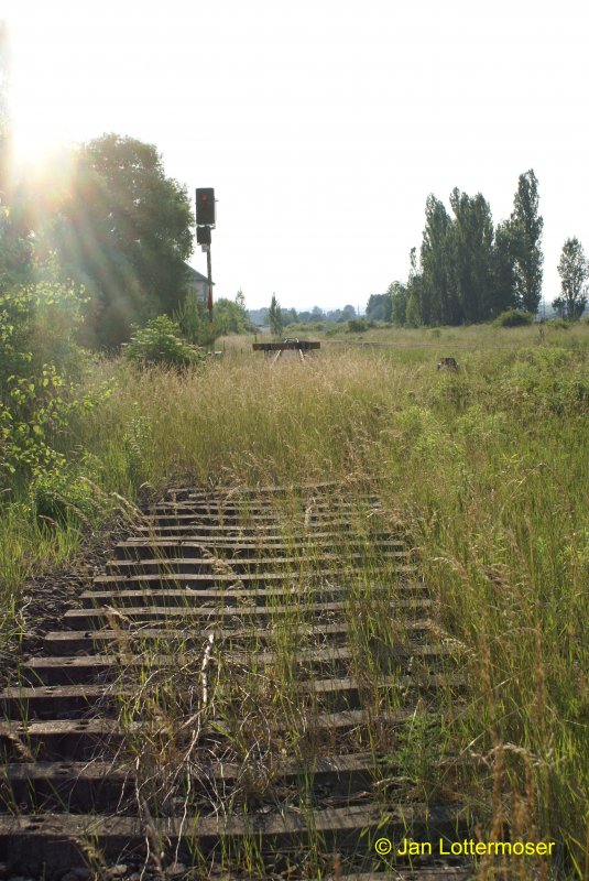 3.April 2007. Geldverschwendung! Dieses neuwertige Lichtsignal drfte so ziemlich eines der berflssigsten sein! 