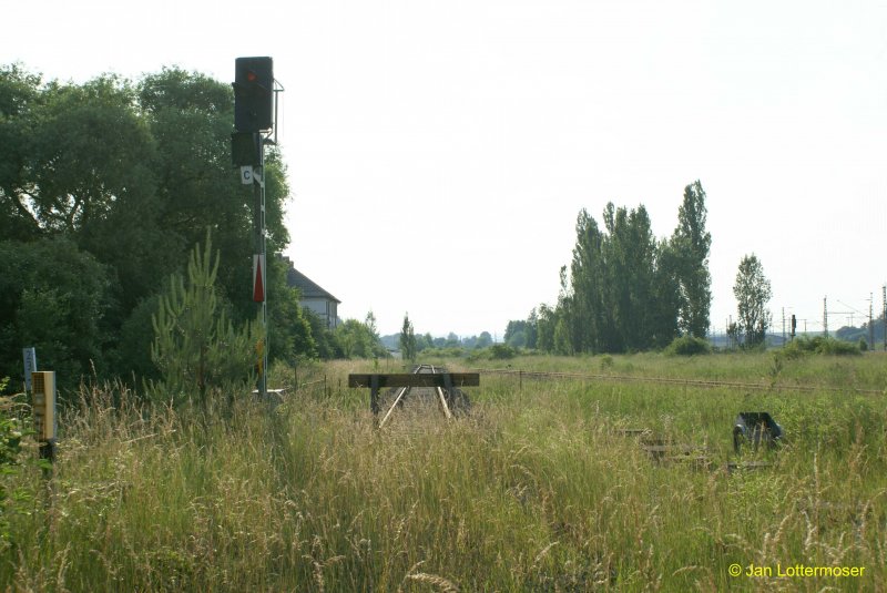 3.April 2007. Geldverschwendung! Dieses neuwertige Lichtsignal drfte so ziemlich eines der berflssigsten sein! 