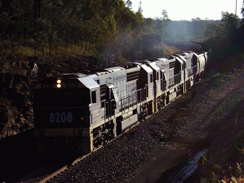 3er Pack von Class 82, mit 8208 an der Spitze, unterwegs im oberen Hunter Valley Richtung Muswellbrook, Mai 2002