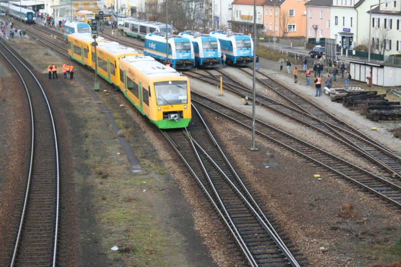 3er Pack Regioshuttle der Oberphalzbahn am 24.11.07 in Schwandorf.Rechts haben sich schon 3 BR 183(ES64U4)zur grossen Lokparade formiert. 