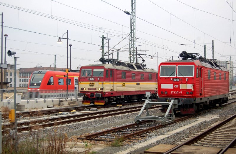 3x 001 auf einem Bild: whrend 612 001 sich zur Fahrt nach Zittau bereit macht, setzt sich 371 001 vor den EC. 371 201(ex 180 001) wartet noch auf die nchste EC-Leistung zurck nach Tschechien.