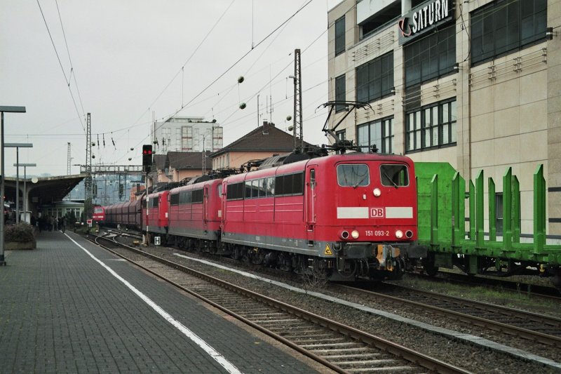 3x Baureihe 151 durchfahren mit einem langen Gterzug den Bahnhof Siegen (21.11.2007) 