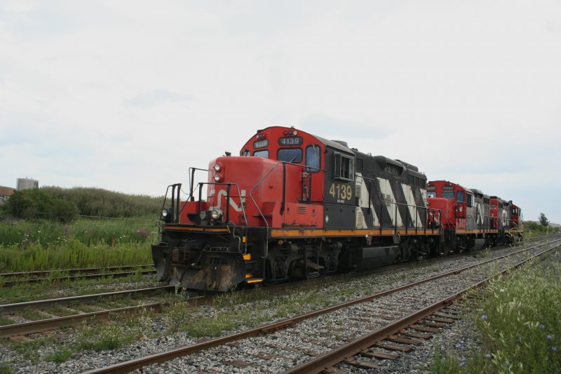 3x CN GP9RM 4139(Ex CN 4287), 7027 und 7022 als Nachschu bei einer bergabefahrt am 2.8.2009 in der Torbram Road in Malton.
