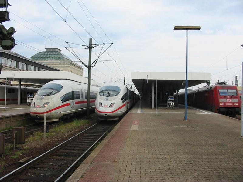 3x DB Fernverkehr, 2XICE3 die noch eine zweite Einheit haben und die 101-090 mit ihrem IC. Dieses Treffen fand in Mannheim Hbf statt.