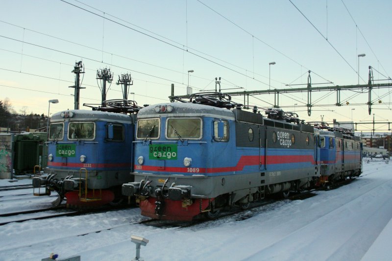 3x Green Cargo Rc2 1089,1131 und 1136 beim warten auf neue Arbeit am 21.12.2008 in Sundsvall C.