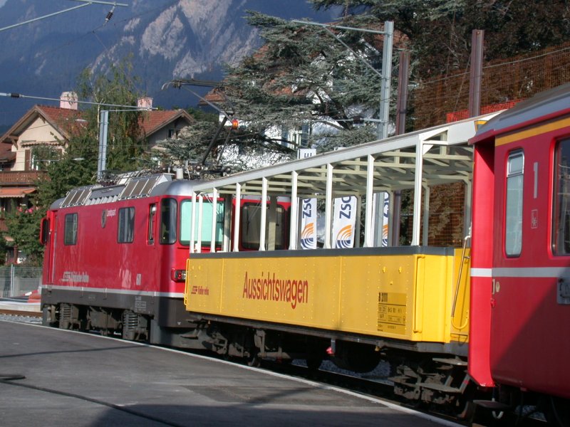 4-achsiger Aussichtswagen B2111 fr die Strecke Chur-Arosa im Bahnhof Chur (26.09.05) Wegen Steinschlaggefahr ist dies der einzige Aussichtswagen (verstrktes Glasdach), der im Moment verkehrt.