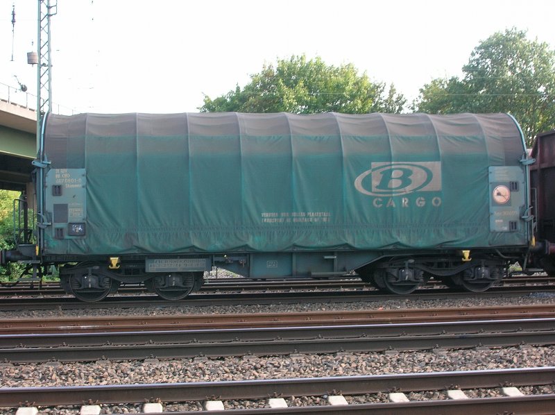 4 Achsiger Schiebeplanenwagen 467 0801-0 der Belgischen Bahn. Abgestellt in Neuwied am 7.8.2006, wurde wenig spter mit einer 294 der Railion in einen anderen Zug rangiert.